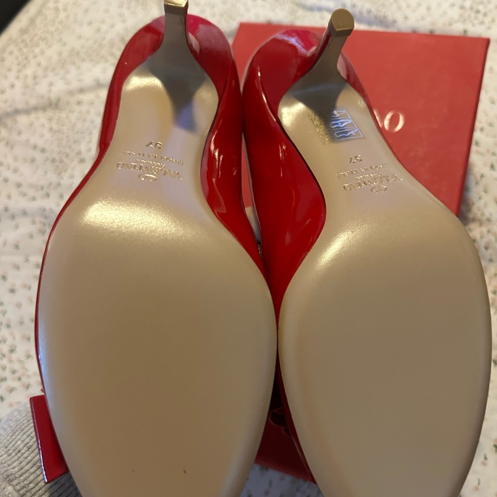 Valentino Garavani Red Patent Leather Bow Peep-Toe Pumps - Picture 6 of 8